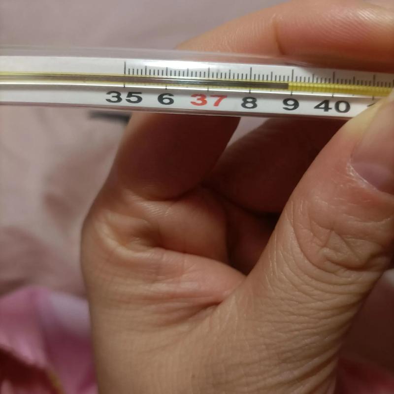 发烧到39度,最难的不是喝水吃饭~而是甩体温计